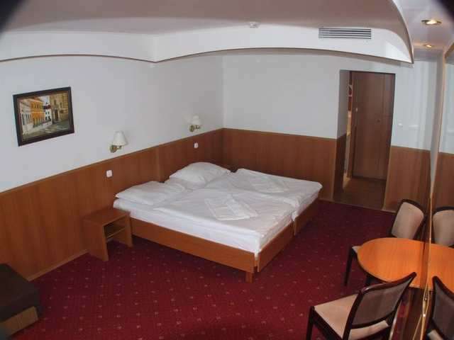 WG-Zimmer nähe Pécs's geschäftlichem Bezirk zu vermieten!